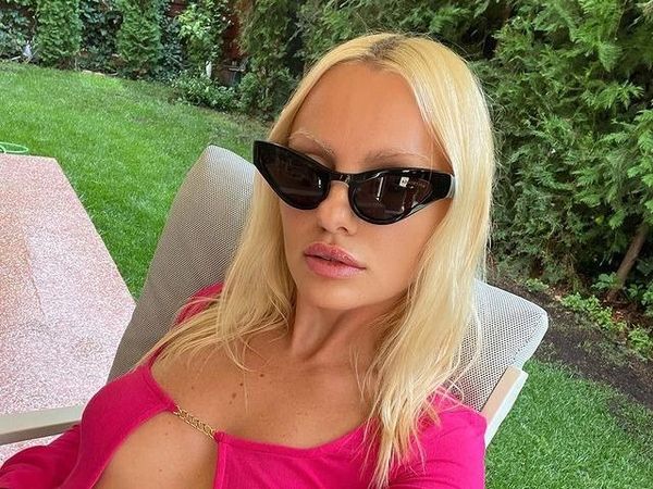 Alexandra Stan pozează din ce &icirc;n ce mai HOT! Cum s-a lăsat fotografiată artista de data aceasta