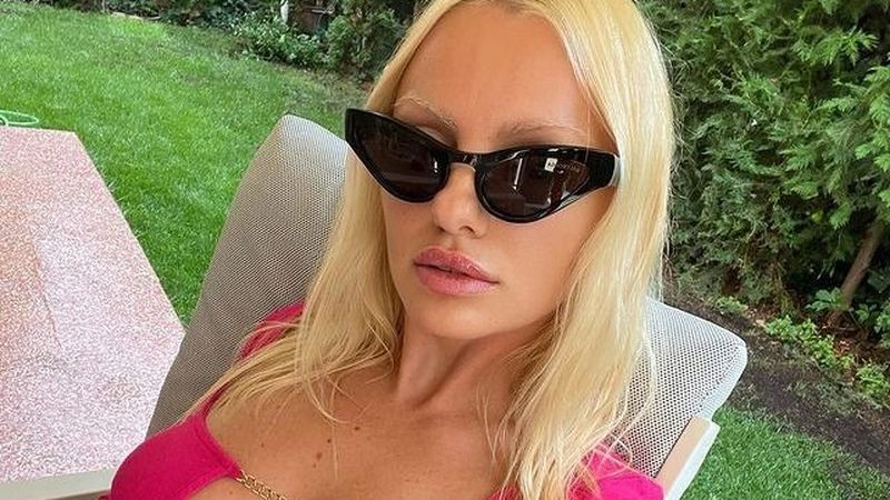 Alexandra Stan pozează din ce &icirc;n ce mai HOT! Cum s-a lăsat fotografiată artista de data aceasta