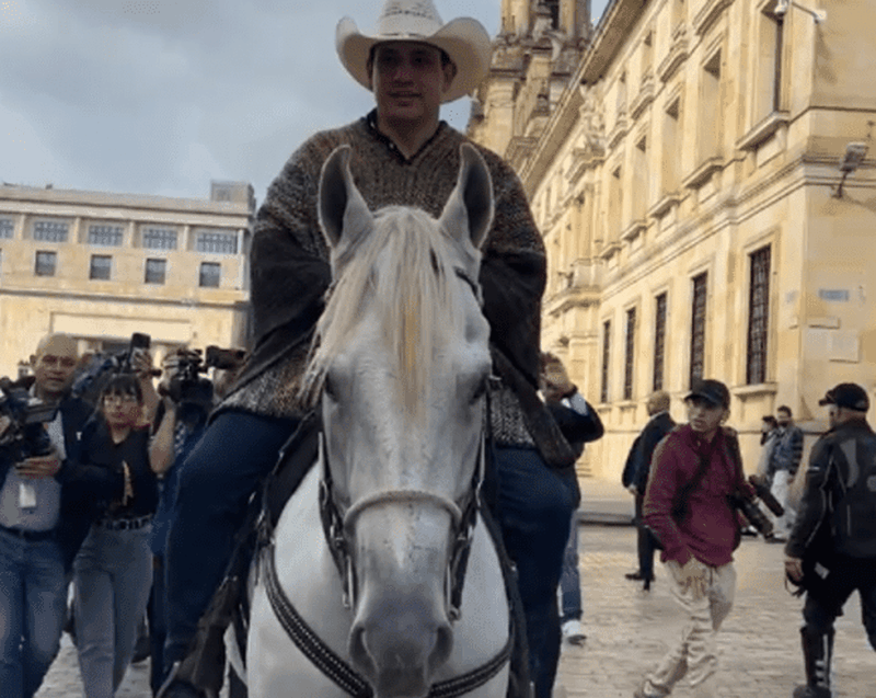 Un senator a intrat cu calul în Parlament