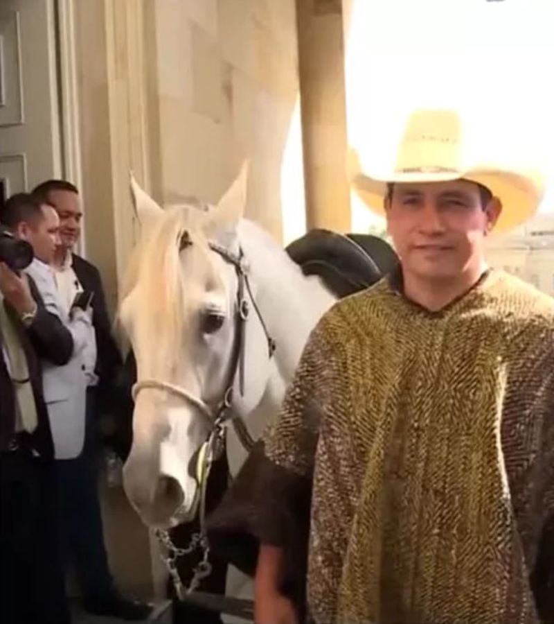 Un senator a intrat cu calul în Parlament