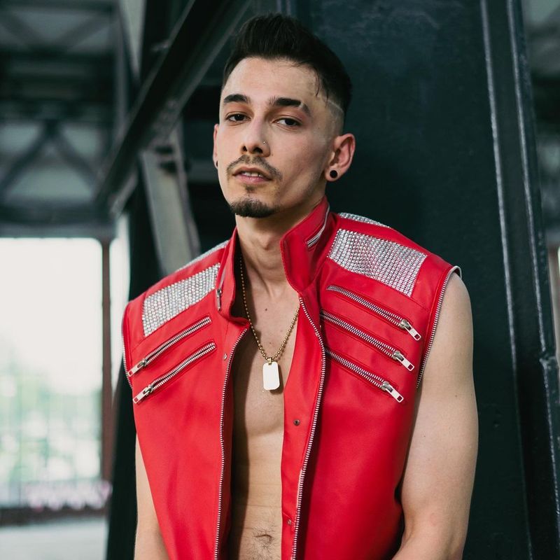 Care este motivul pentru care Juno și Mario Fresh au împărțit flori pe stradă? Vezi ce legătură are gestul artiștilor cu fosta iubită a lui Juno!