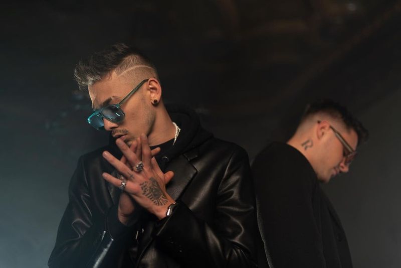 Care este motivul pentru care Juno și Mario Fresh au împărțit flori pe stradă? Vezi ce legătură are gestul artiștilor cu fosta iubită a lui Juno!