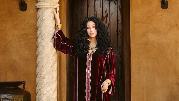 Cher, apariție pe podium la 76 de ani! Cântăreața a fost surpriza show-lui casei de modă Balmain la Săptămâna modei la Paris