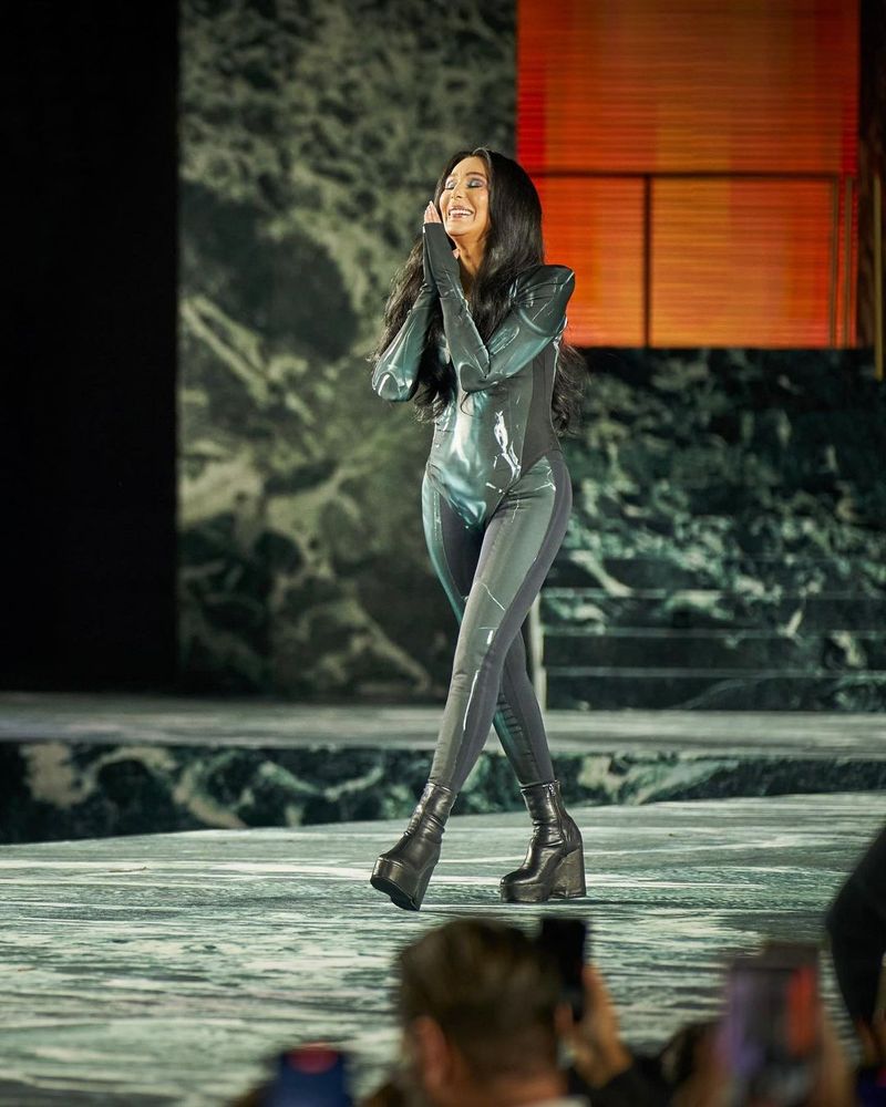 Cher, apariție pe podium la 76 de ani! Cântăreața a fost surpriza show-lui casei de modă Balmain la Săptămâna modei la Paris