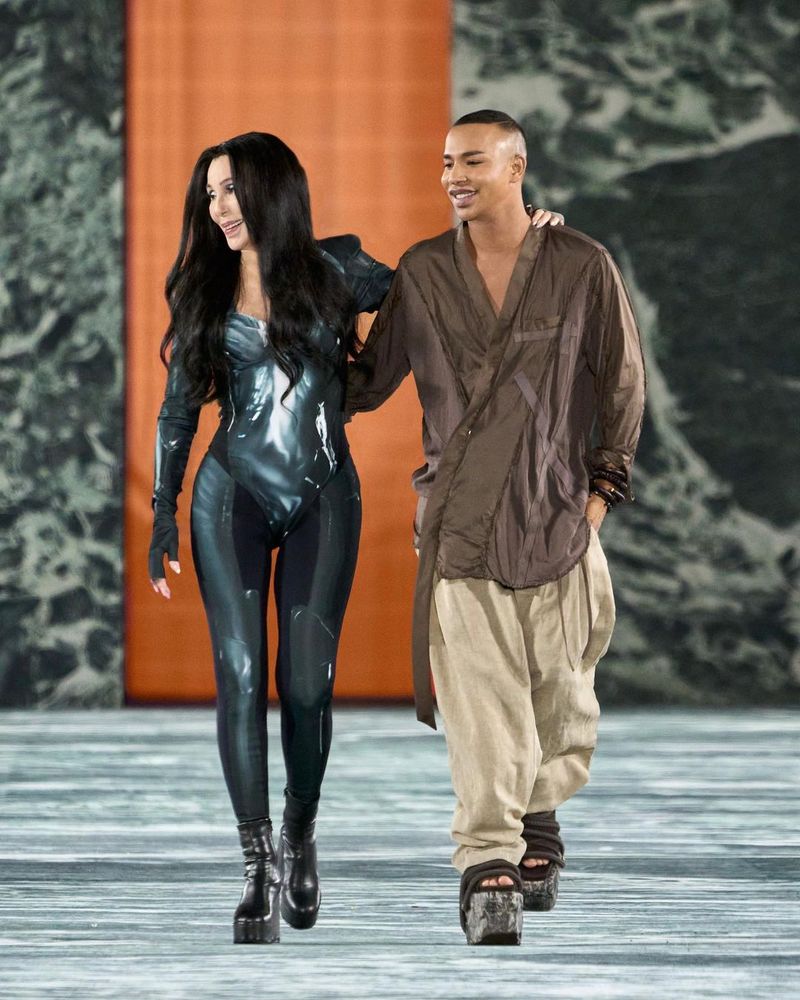 Cher, apariție pe podium la 76 de ani! Cântăreața a fost surpriza show-lui casei de modă Balmain la Săptămâna modei la Paris