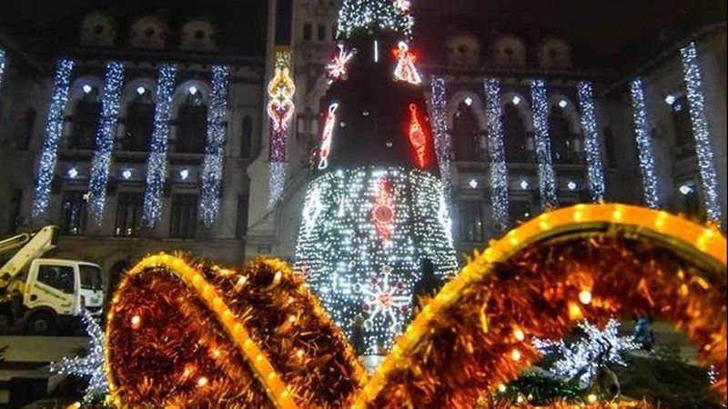 Dimineața Nebună: &Icirc;ntr-un oraș din Rom&acirc;nia au fost puse luminițele de sărbători. Oamenii se plimbă printre decorațiuni &icirc;mbrăcați de vară - AUDIO
