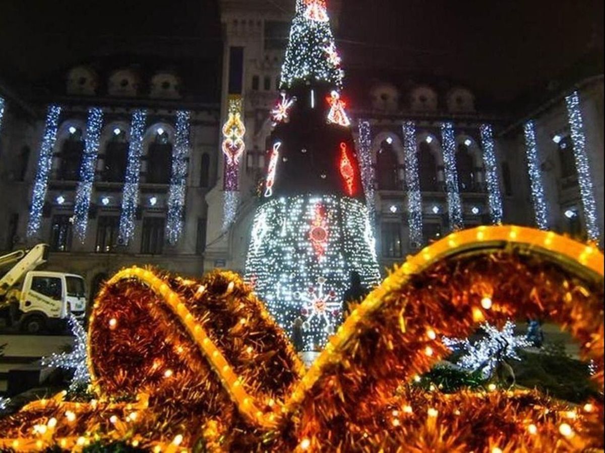 Înr-un oraș s-au instalat decorațiunile de Crăciun