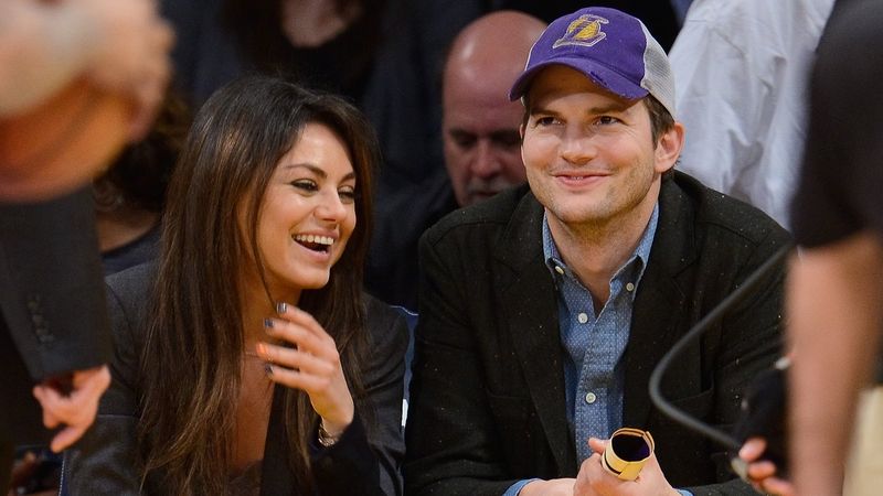 Declaraţia care i-a &icirc;mpărţit pe fani &icirc;n două tabere. Ce obicei au Mila Kunis şi Ashton Kutcher c&acirc;nd merg la toaletă