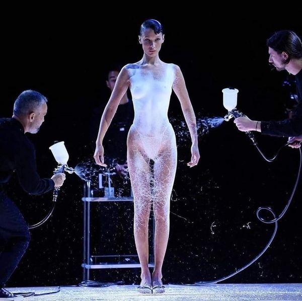 Dimineața Nebună. Apariţie extraordinară! Bella Hadid, "&icirc;mbrăcată" &icirc;n vopsea chiar pe scenă, la prezentarea Coperni. Audio