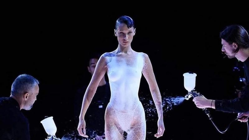 Dimineața Nebună. Apariţie extraordinară! Bella Hadid, "&icirc;mbrăcată" &icirc;n vopsea chiar pe scenă, la prezentarea Coperni. Audio
