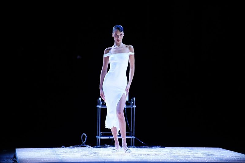 Apariţie extraordinară! Bella Hadid, îmbrăcată în vopsea chiar pe scenă, la prezentarea Coperni