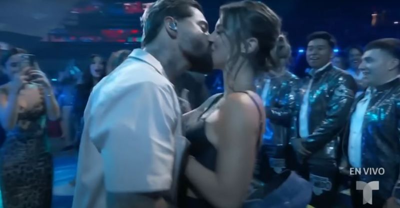 Maluma, sărut pasional cu iubita lui, Susana Gomez, la Billboard Latin Music Awards