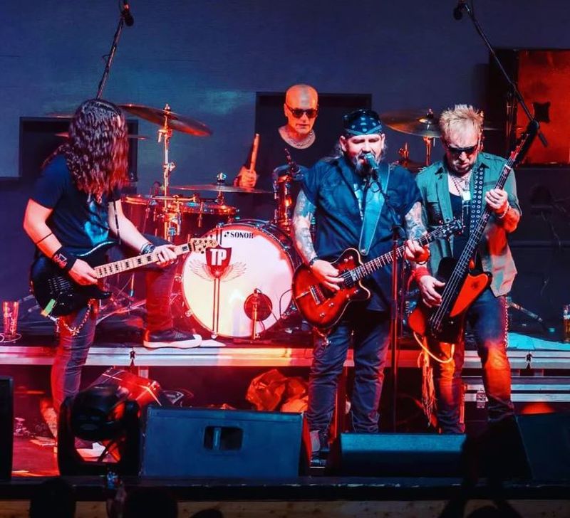 Trupa Cargo, primul turneu internațional