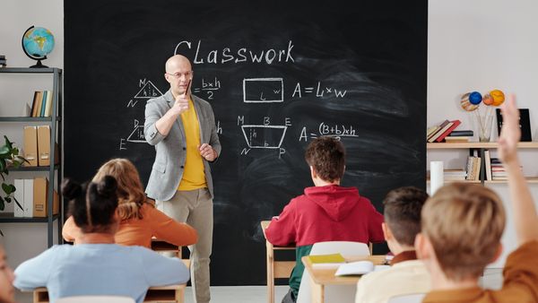 5 octombrie 2022. Ziua mondială a profesorilor și a educației. Zi liberă pentru elevi