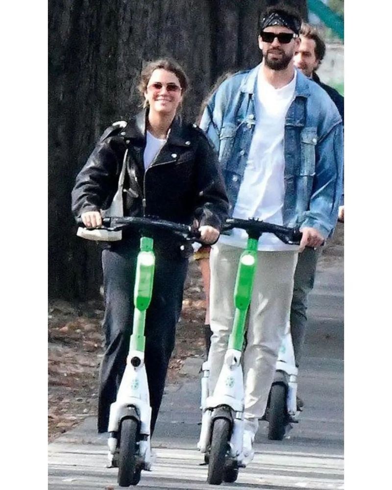 Gerard Pique și noua sa iubită, Clara Chia Marti au fost surprinși într-o ipostază romantică la Paris 