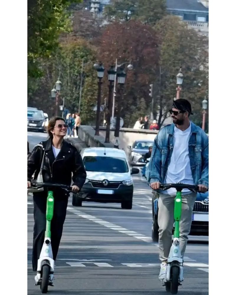 Gerard Pique și noua sa iubită, Clara Chia Marti au fost surprinși într-o ipostază romantică la Paris 