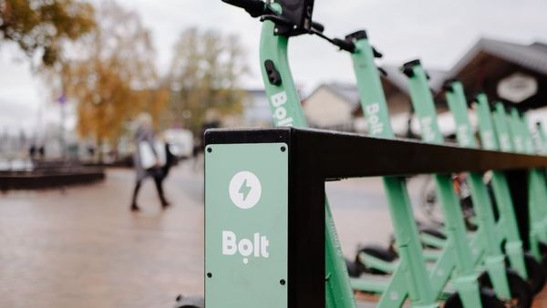 Dimineața Nebună: Polițiștii din Piatra-Neamț, trimiși la datorie pe trotinete pe motiv că e mai ieftin!