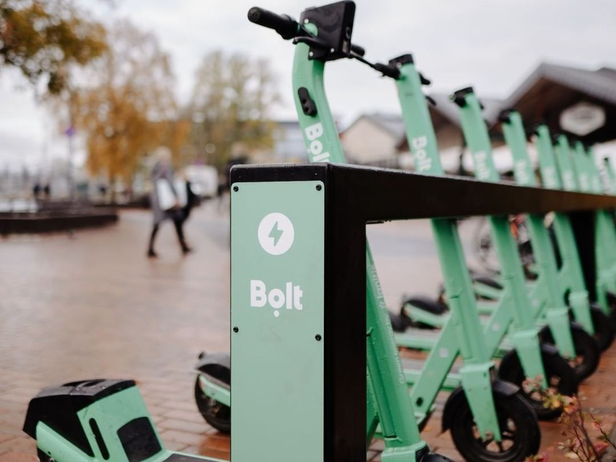 Dimineața Nebună: Polițiștii din Piatra-Neamț, trimiți la datorie pe trotinete pe motiv că e mai ieftin!