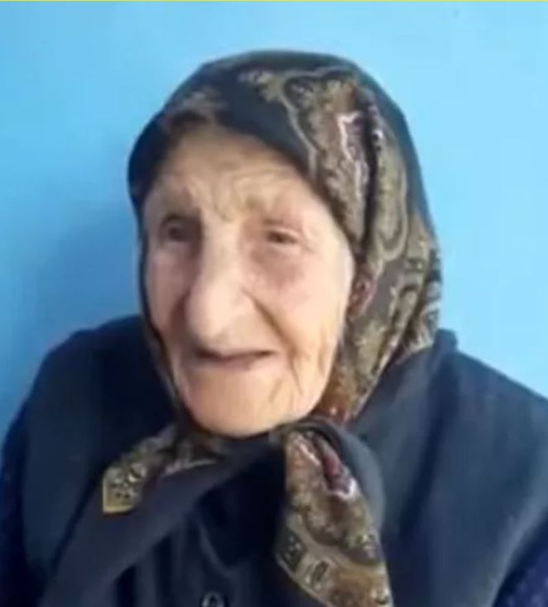 O bătrână de 103 ani s-a prefăcut că a murit cu hoțul în casă.