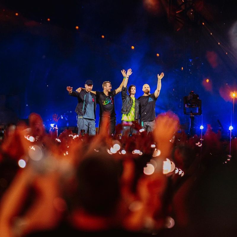 Vești proaste pentru fanii Coldplay! Trupa a anunțat că trebuie să își suspende turneul ”Music of the Spheres” 