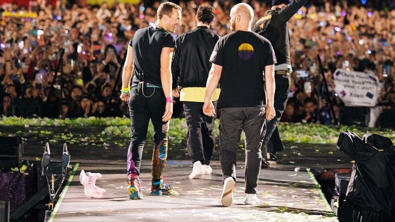 Vești proaste pentru fanii Coldplay! Trupa a anunțat că trebuie să &icirc;și suspende turneul &rdquo;Music of the Spheres&rdquo;