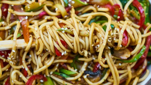 6 octombrie 2022: Ziua Noodles. Lucruri mai puțin cunoscute despre acești tăiței delicioși