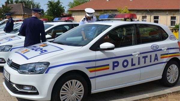 Beat criță, un șofer cu permisul suspendat făcea slalom prin trafic fără să observe că mașina i-a luat foc