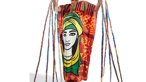 Cum reușește femeia cu cele mai lungi unghii din lume să își desfășoare sarcinile zilnice?