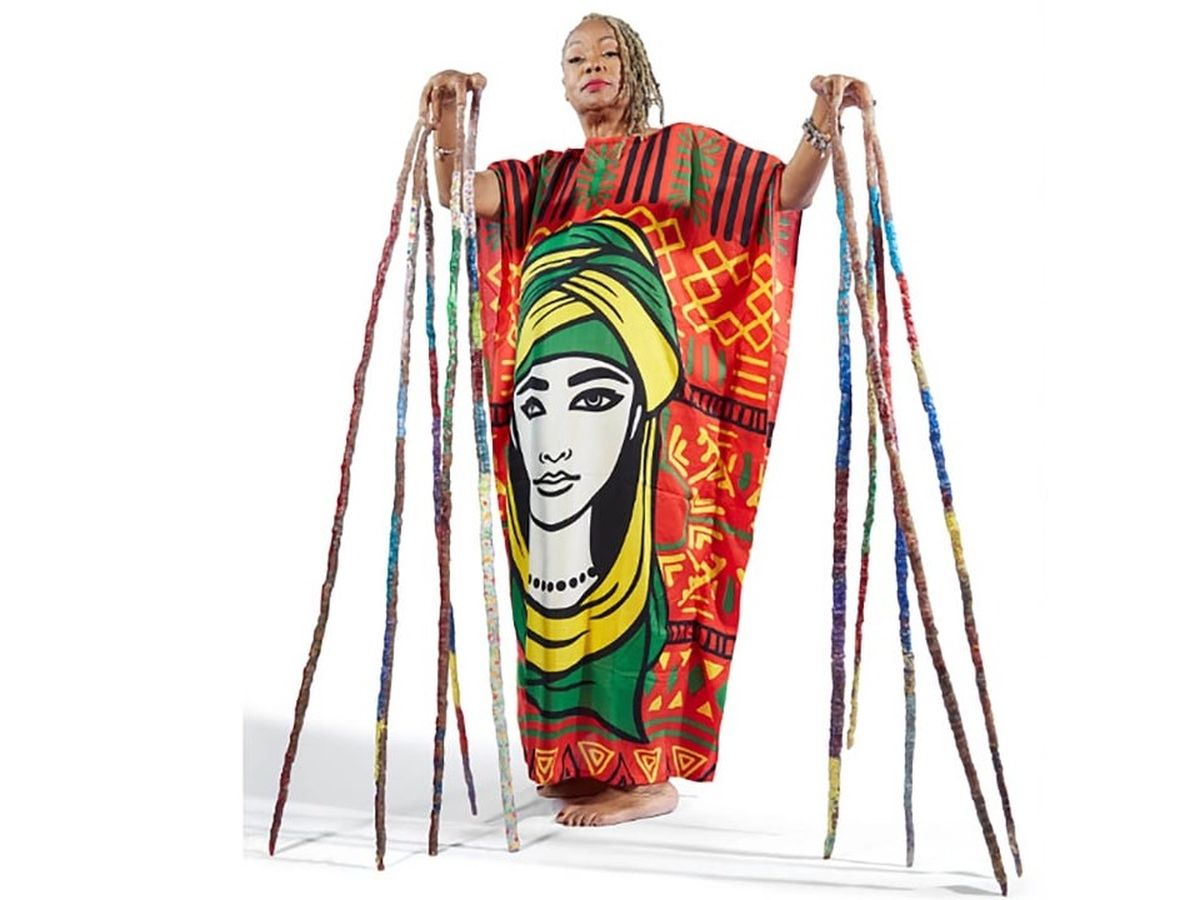 Cum reușește femeia cu cele mai lungi unghii din lume să își desfășoare sarcinile zilnice?