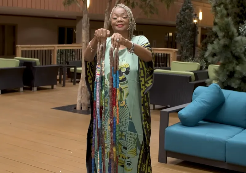 Cum reușește femeia cu cele mai lungi unghii din lume să își desfășoare sarcinile zilnice?