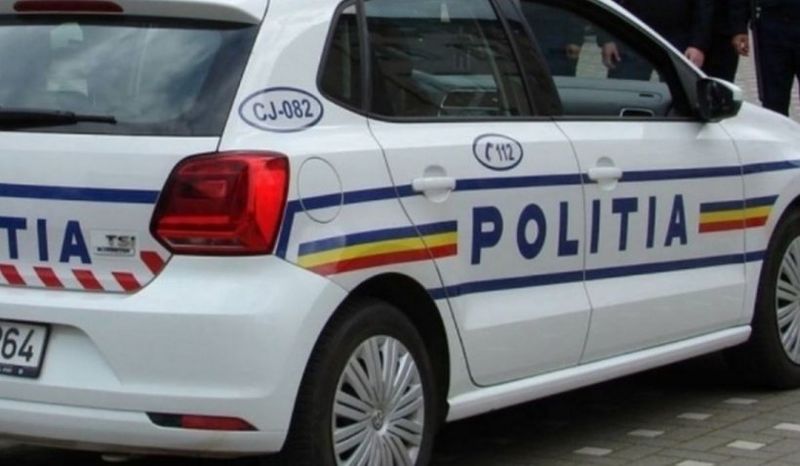 Un bărbat din Suceava a furat capacele mașinii de poliție și a ajuns în arest