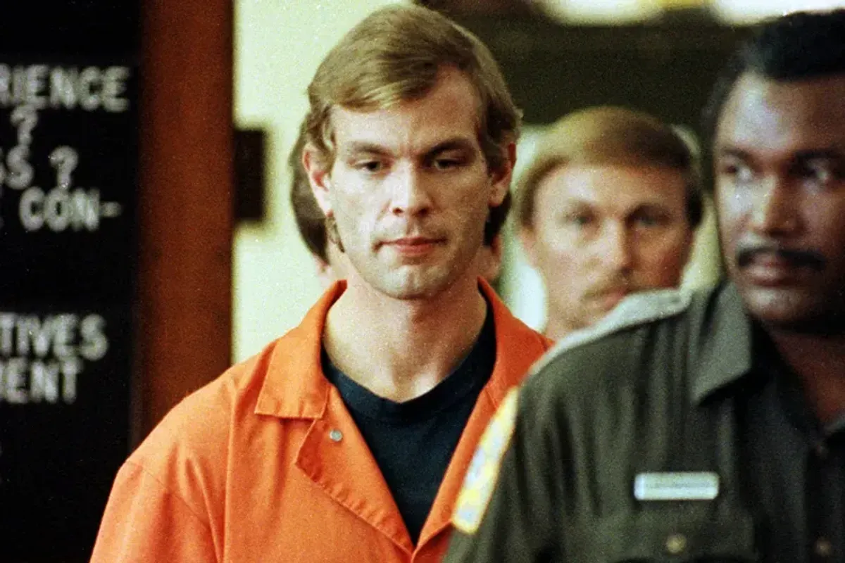 Există un site online de unde puteți cumpăra articole care au aparținut criminalului în serie, Jeffrey Dahmer
