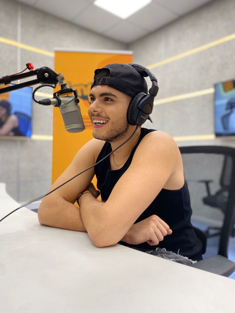 Andrei Bănuță, „Invitatul de 12” de duminica aceasta. Ascultă un interviu captivant cu unul dintre cei mai talentați artiști