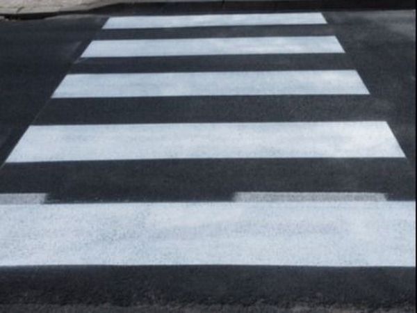 Dimineața Nebună. Un rom&acirc;n supărat pe traficul din dreptul casei și-a făcut propria trecere de pietoni. Pentru ideea trăznită s-a ales cu dosar penal. Audio