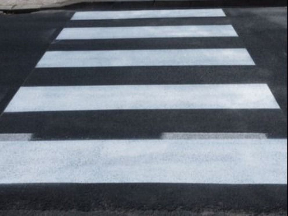 Un român supărat pe traficul din dreptul casei și-a făcut propria trecere de pietoni