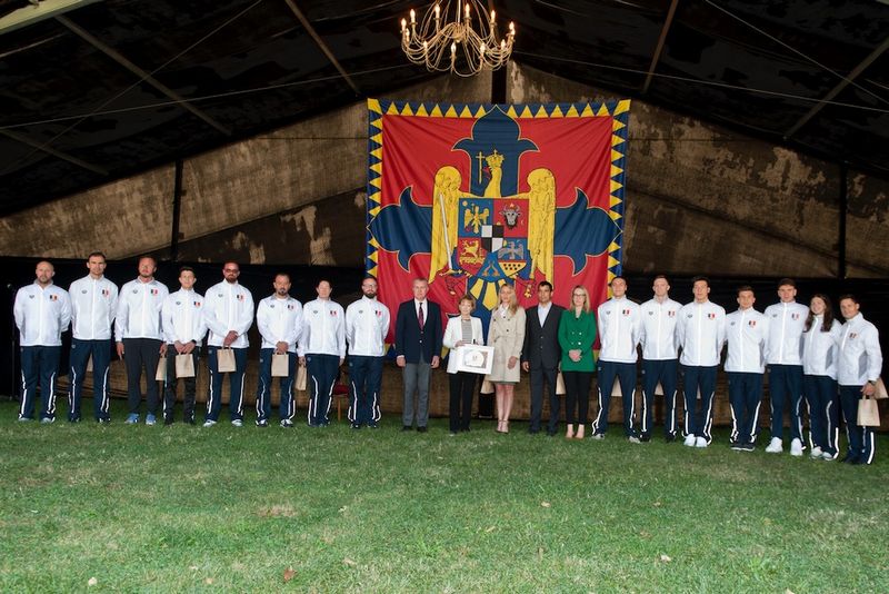 David Popovici și alți campioni la natație au fost primiți de Familia Regală a României la Palatul Elisabeta