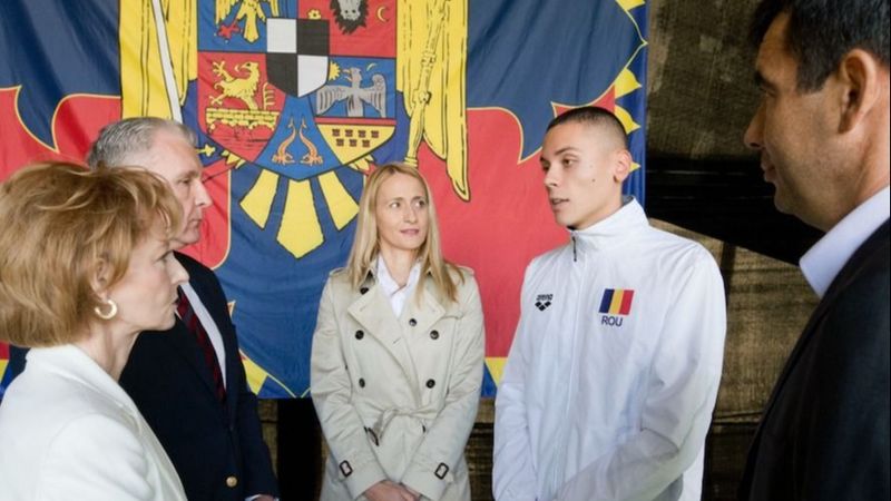 David Popovici și alți campioni la natație au fost primiți de Familia Regală a Rom&acirc;niei la Palatul Elisabeta