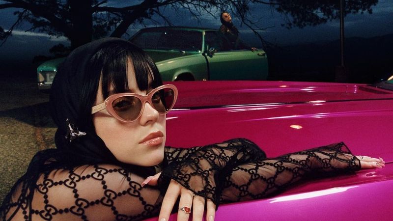 Billie Eilish și-a făcut apariția pe covorul roșu pentru prima dată alături de mama ei