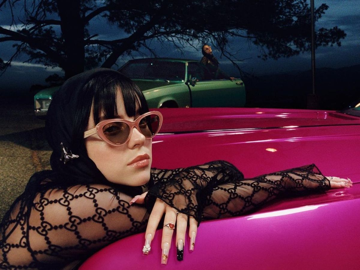 Billie Eilish și-a făcut apariția pe covorul roșu pentru prima dată alături de mama ei