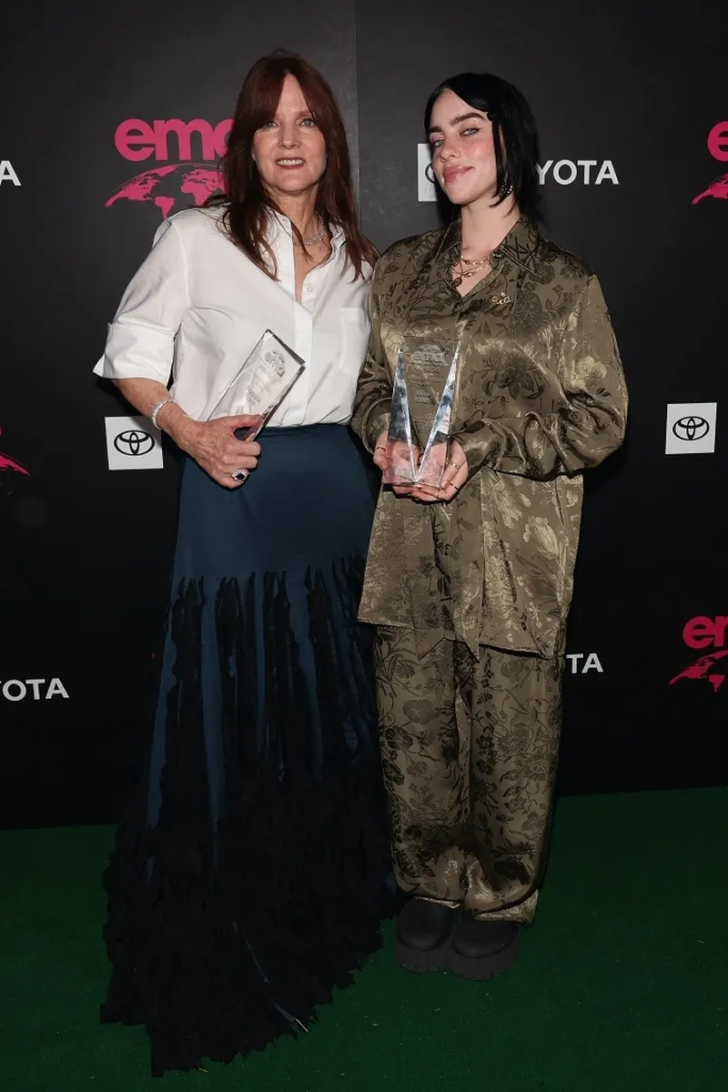 Billie Eilish și-a făcut apariția pe covorul roșu pentru prima dată alături de mama ei