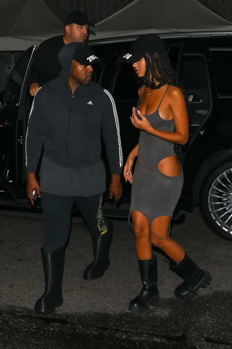 Kanye West a fost surprins alături de noua lui iubită, cu 20 de ani mai mică. Iată imaginile cu cei doi!