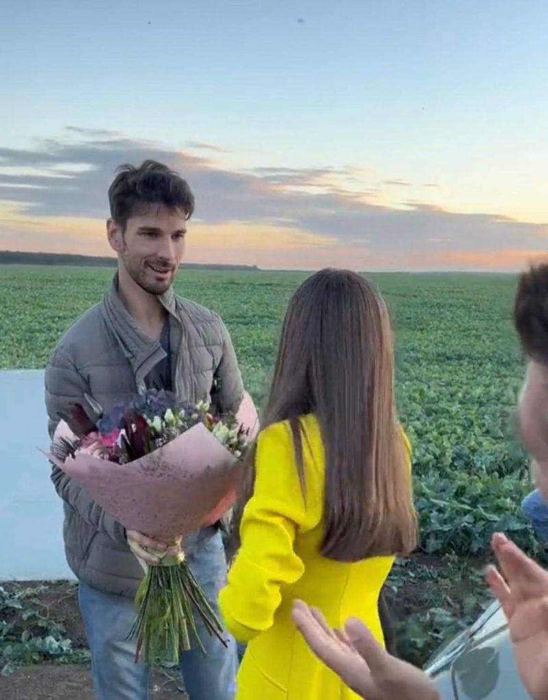 Anghel Damian, gest romantic pentru iubita lui. Regizorul a surprins-o pe Theo Rose pe platourile de filmare 