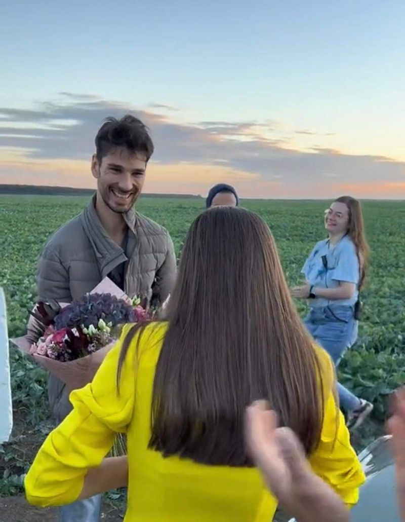 Anghel Damian, gest romantic pentru iubita lui. Regizorul a surprins-o pe Theo Rose pe platourile de filmare 