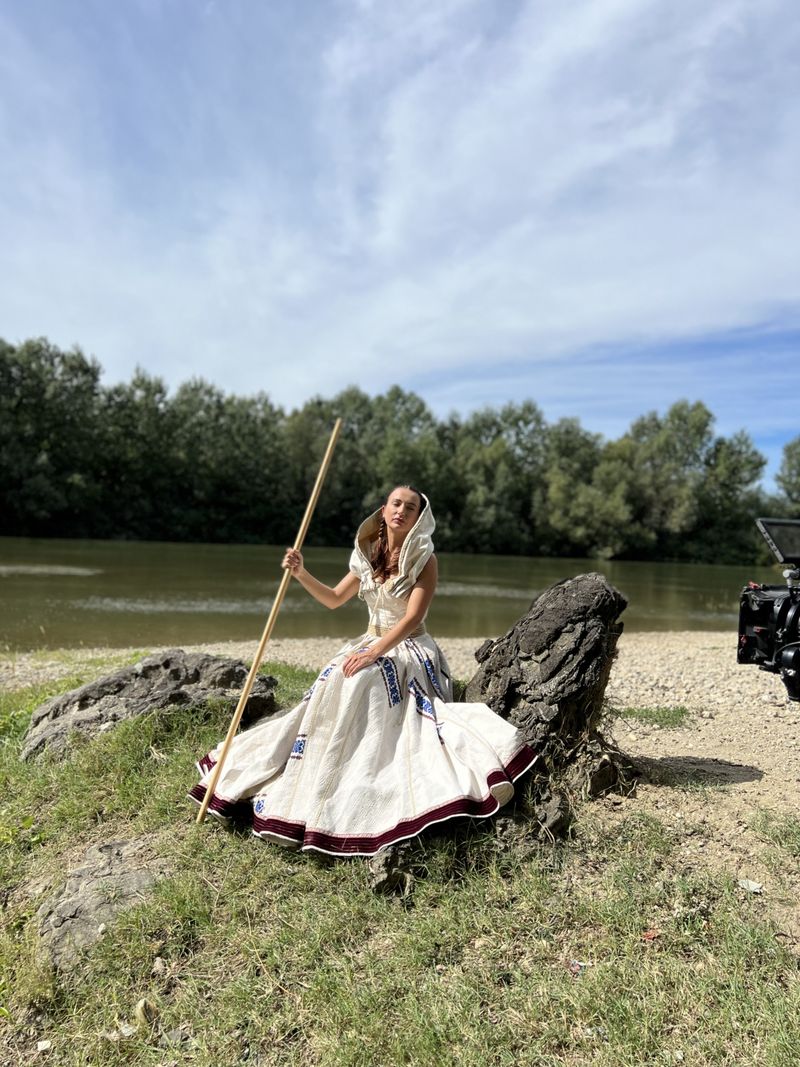 Eugenia Nicolae lansează „Pe câmpul cu florile”, prima piesă din trilogia dedicată marii interprete Maria Lătărețu