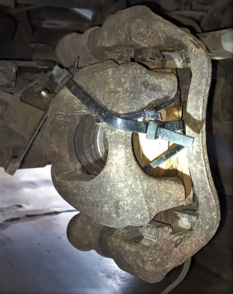 Dimineața Nebună: Inginerii R.A.R. Timiș au descoperit o mașină cu sistemul de frânare prins cu coliere din plastic