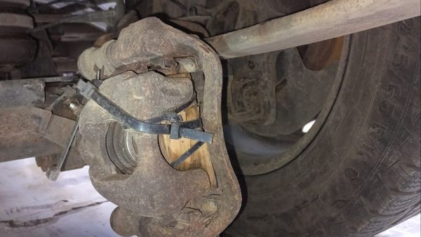 Dimineața Nebună: Inginerii R.A.R. Timiș au descoperit o mașină cu sistemul de frânare prins cu coliere din plastic