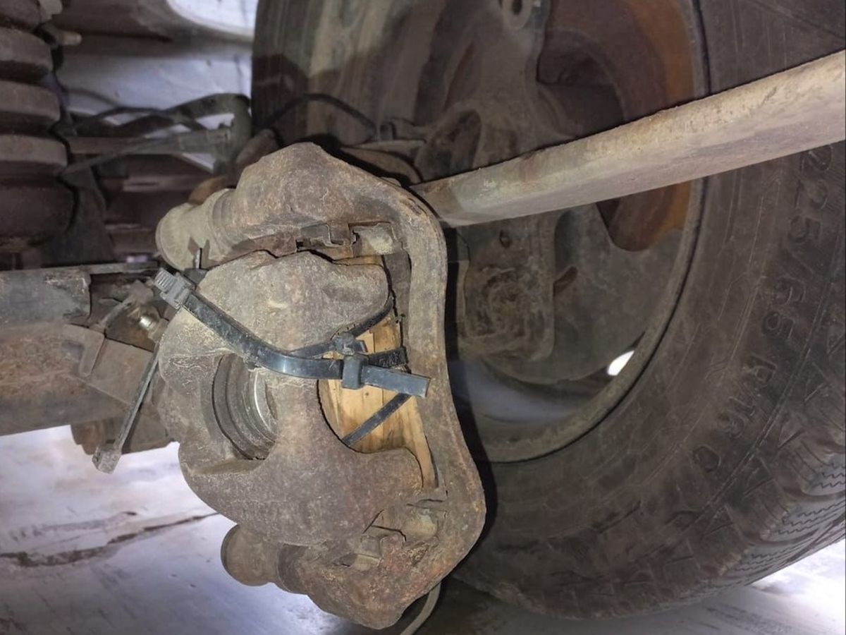 Dimineața Nebună: Inginerii R.A.R. Timiș au descoperit o mașină cu sistemul de frânare prins cu coliere din plastic