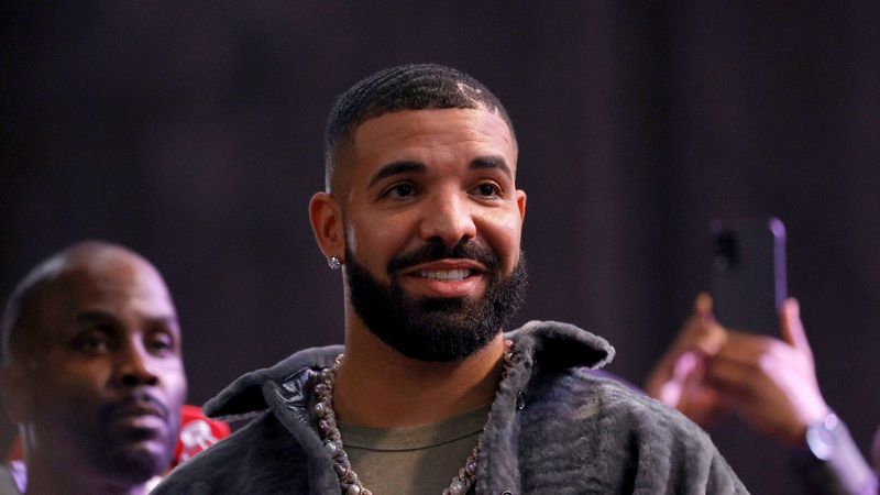 Ce record a dobor&acirc;t Drake? El este printre puținii artiști care au reușit această performanță!