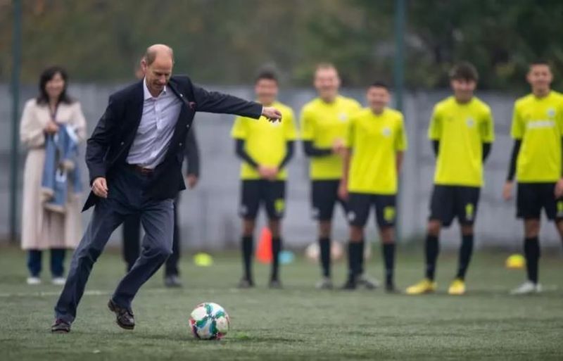 Prinţul Edward a șutat de la 11 metri, marcând un gol.