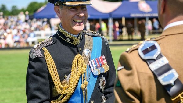 Dimineața Nebună: O stradă din Cluj a fost asfaltată de urgență cu ocazia vizitei Prințului Edward, fratele Regelui Charles al III-lea